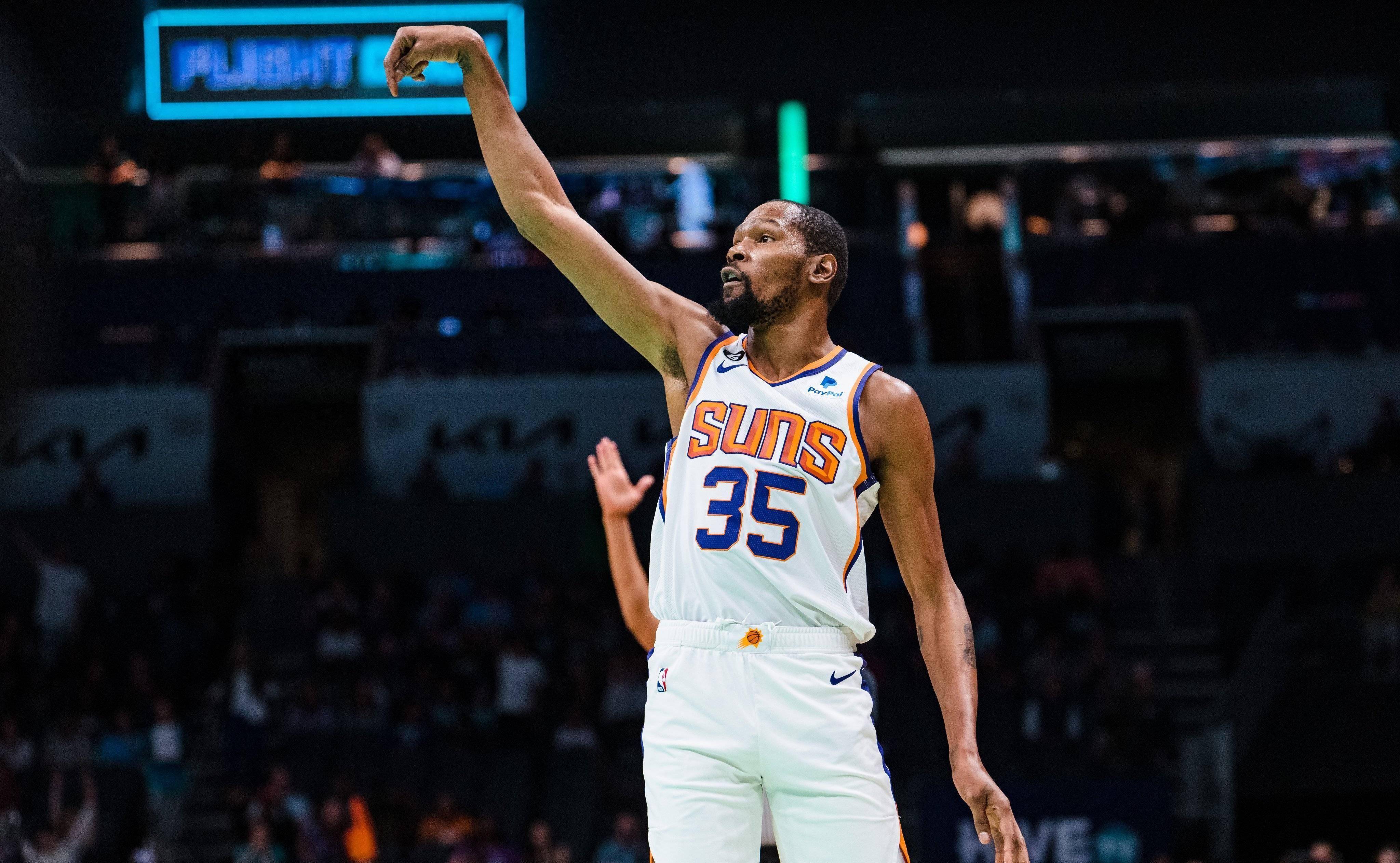 辽宁本钢训练开放日；关键时刻远射贴柱引欢呼；NBA常规赛在即；阵容厚度经受考验