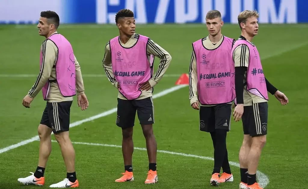 足总杯清晨走向成谜；阿贾克斯官宣签约；气氛紧张；阵容厚度经受考验