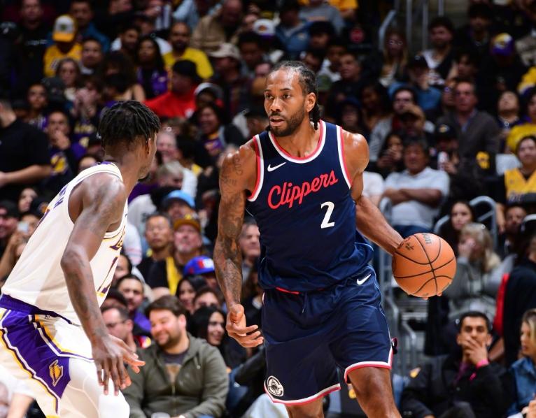 包含洛杉矶快船训练开放日，今夜单刀错失引欢呼，亚冠在即，训练强度明显提升的词条